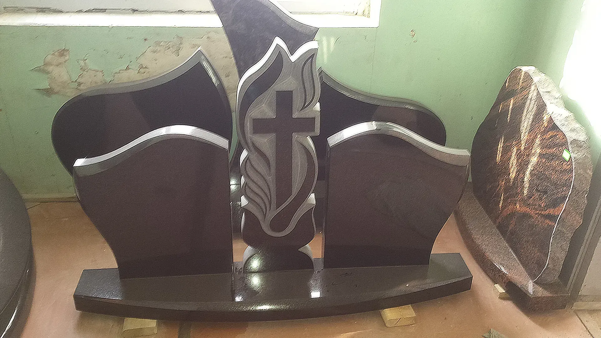 Trijų dalių paminklai