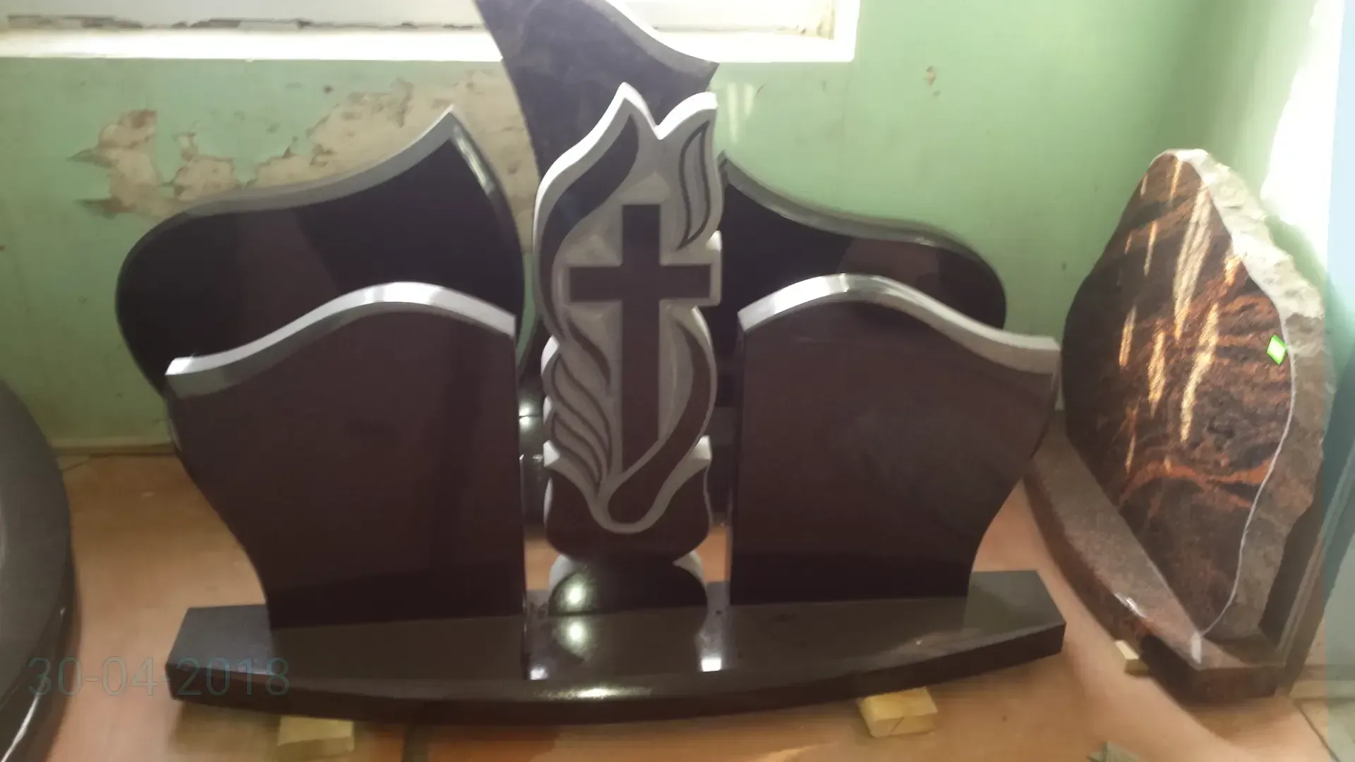 Trijų dalių paminklai