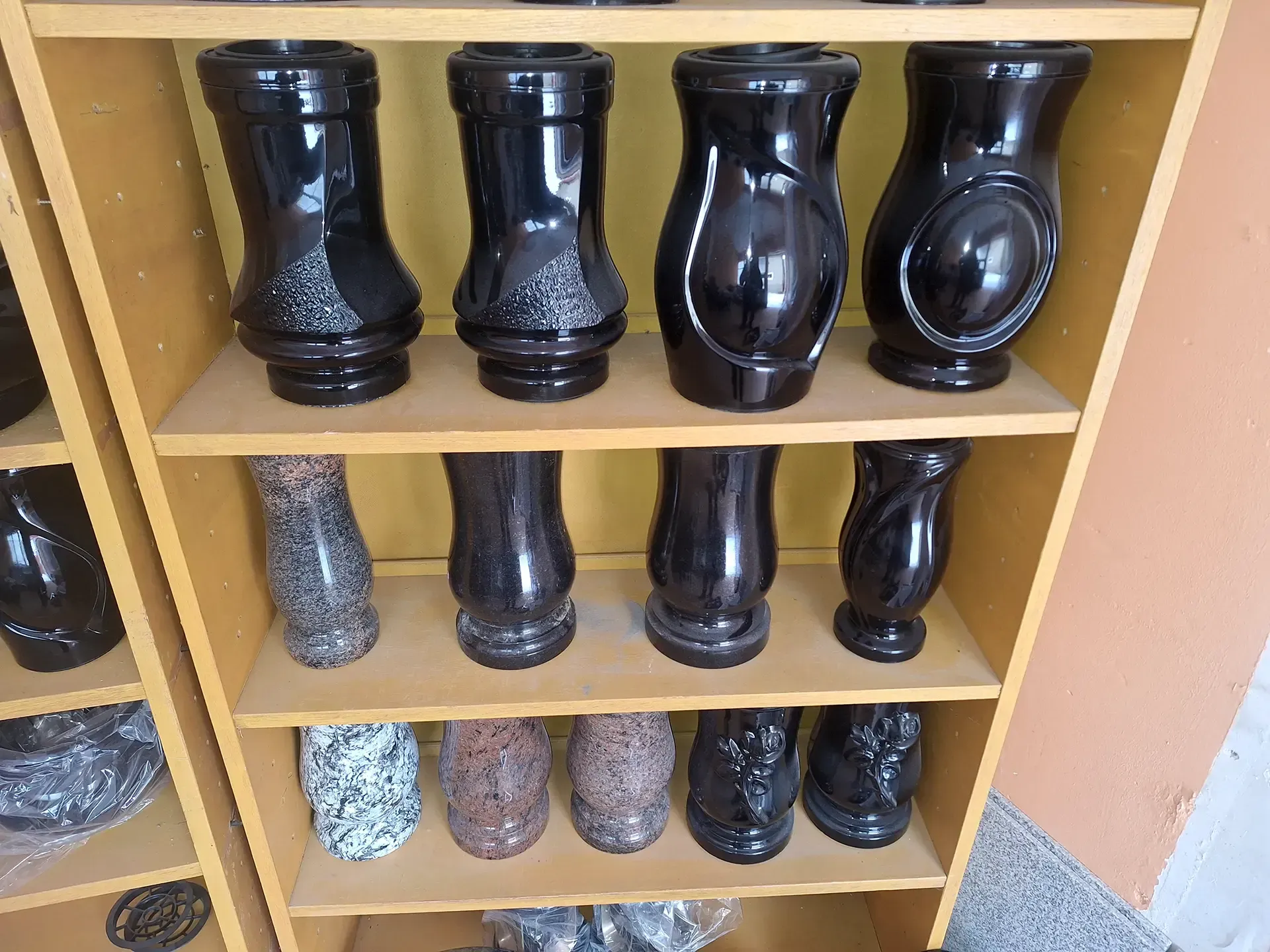 Kapaviečių dengimas akmens plokštėmis