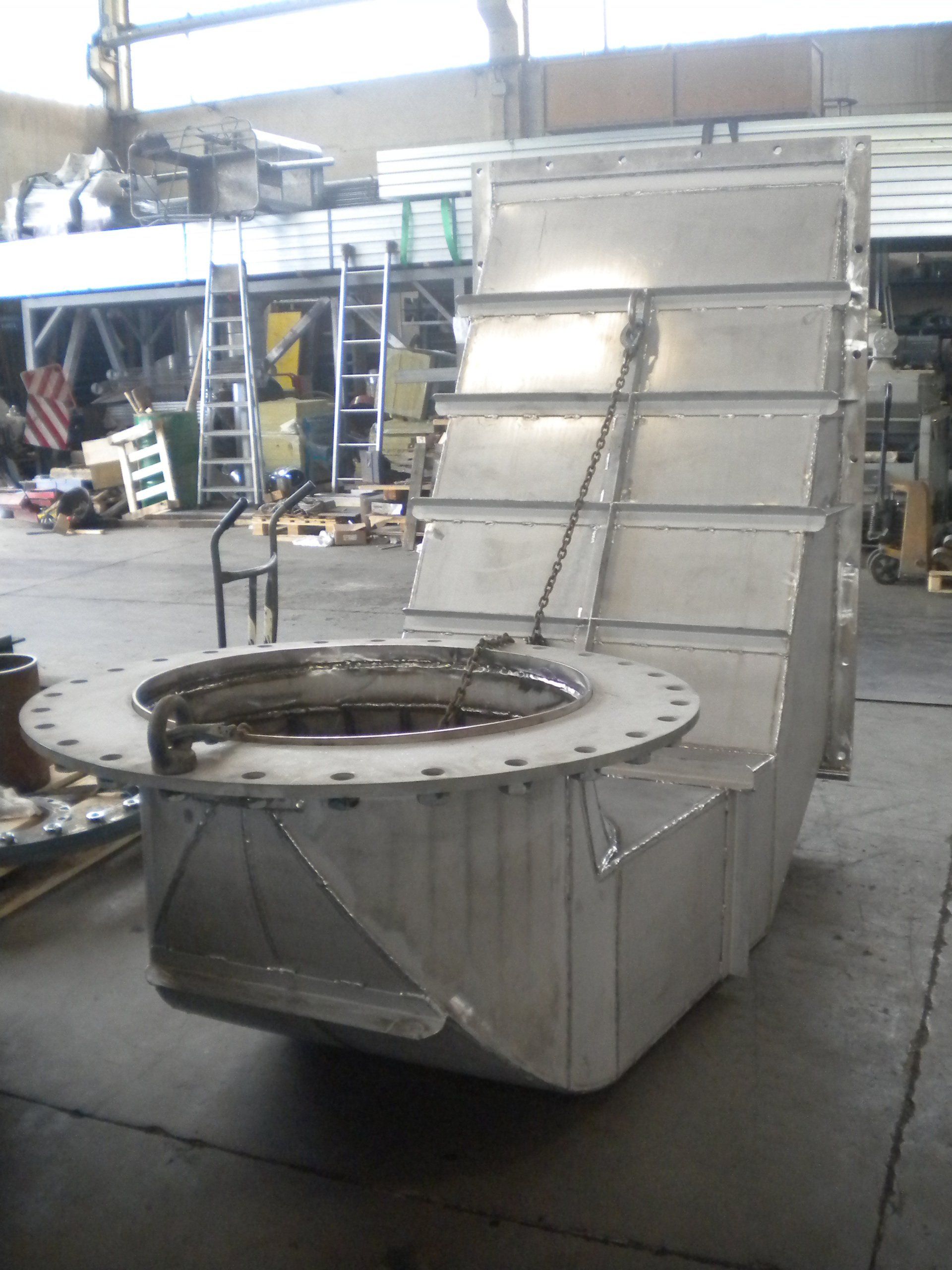 Un grande oggetto metallico è parcheggiato in un magazzino