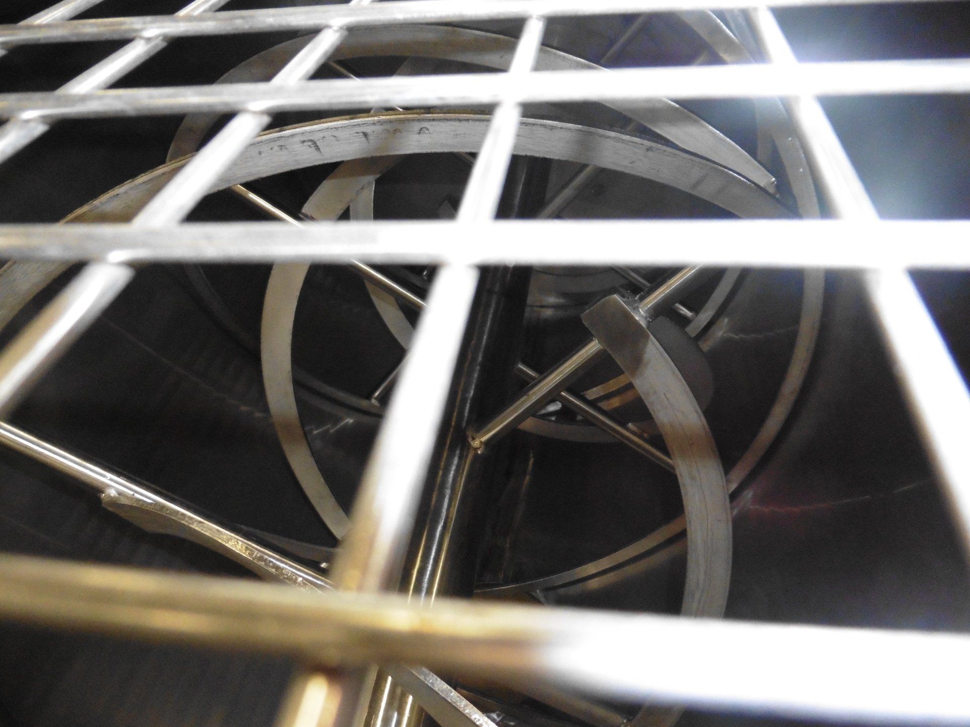 Un primo piano di una struttura metallica con dei quadrati sopra