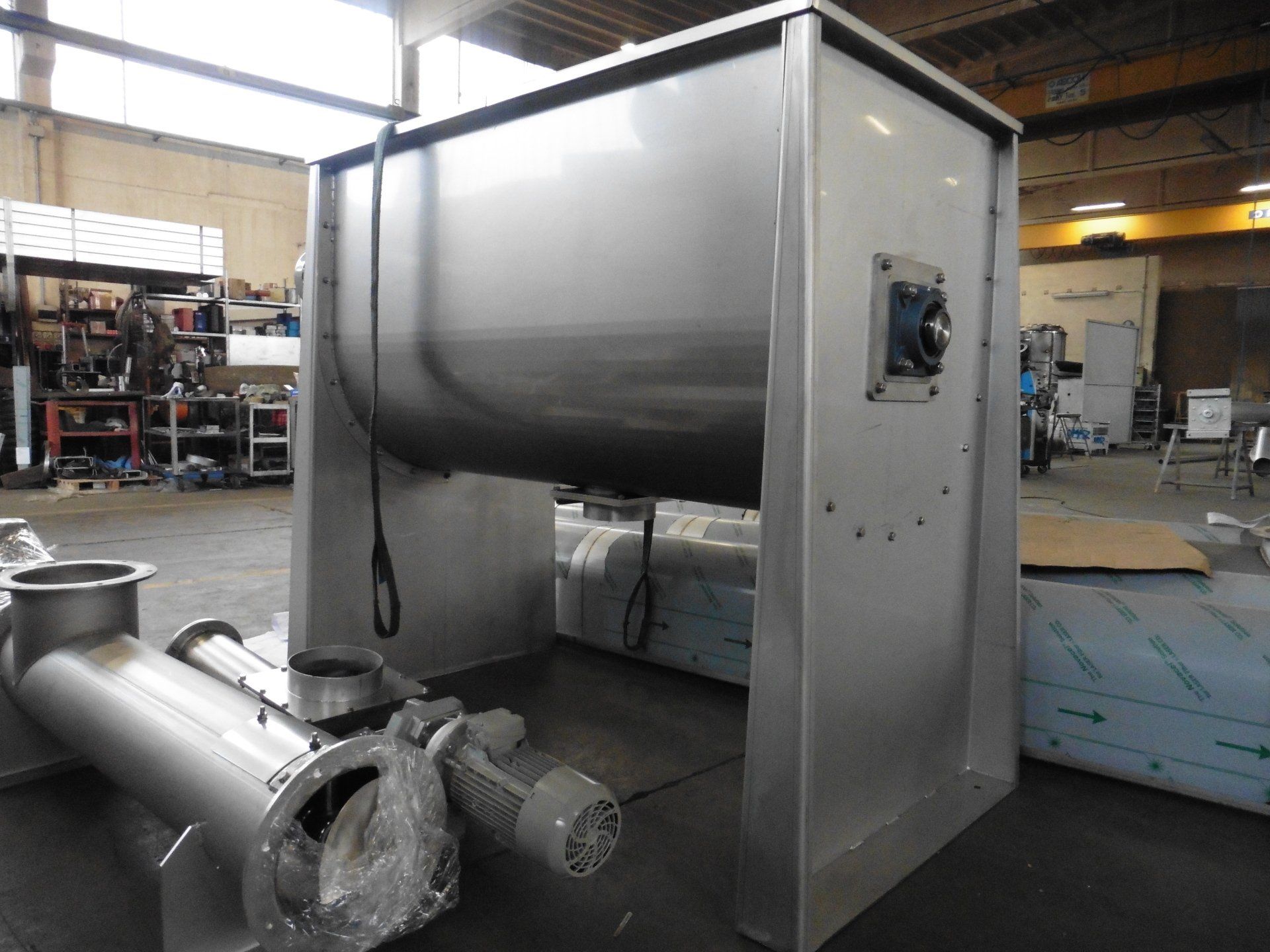 In una fabbrica c'è una grande macchina in acciaio inossidabile.
