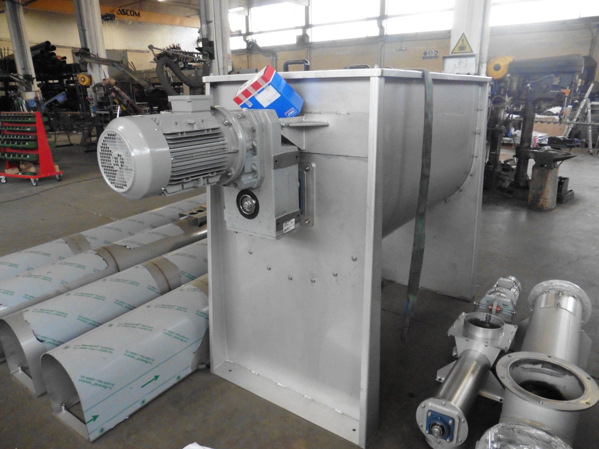 Un miscelatore in acciaio inossidabile con un motore collegato