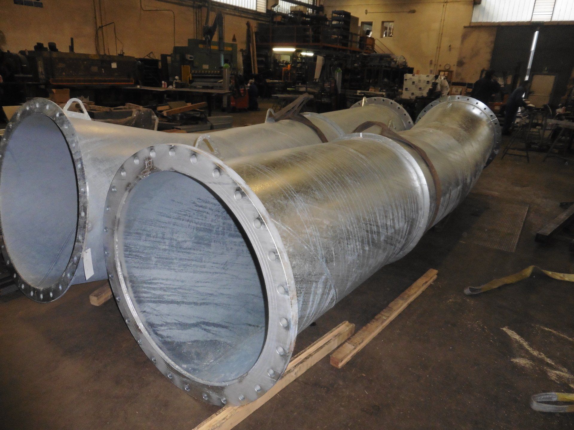 Due tubi metallici sono impilati uno sopra l'altro in una fabbrica