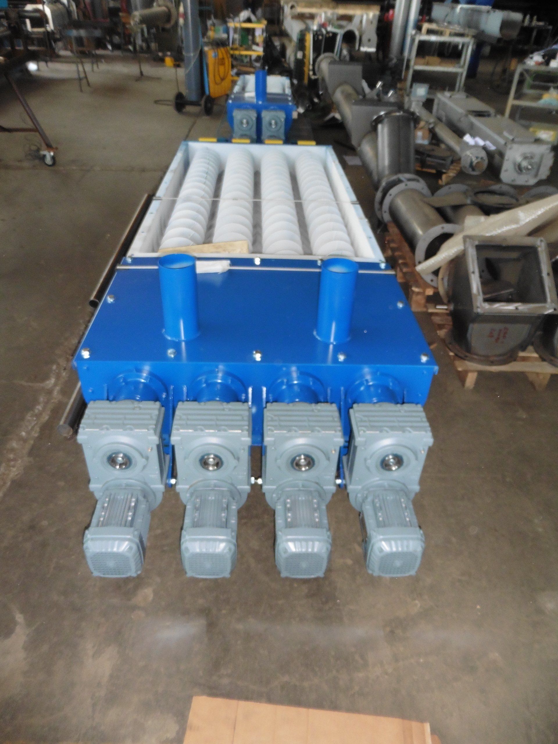 Una macchina blu e grigia è parcheggiata in un magazzino