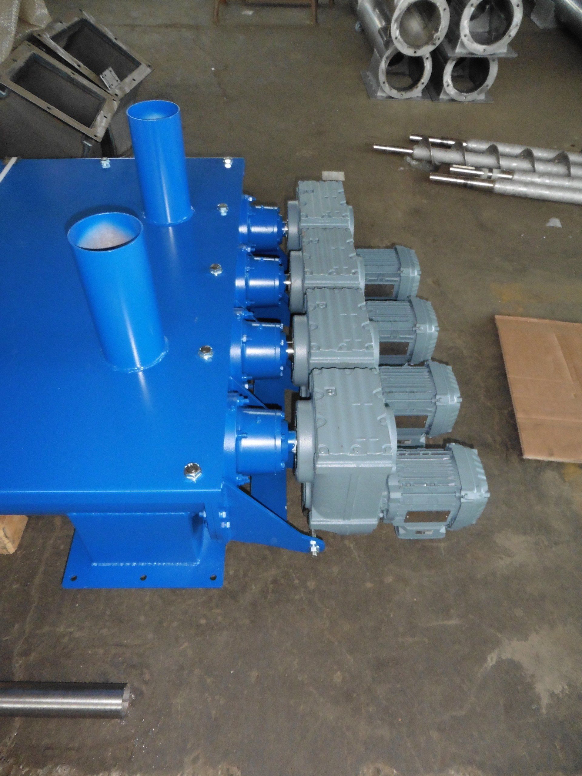 Una macchina blu con un sacco di ingranaggi