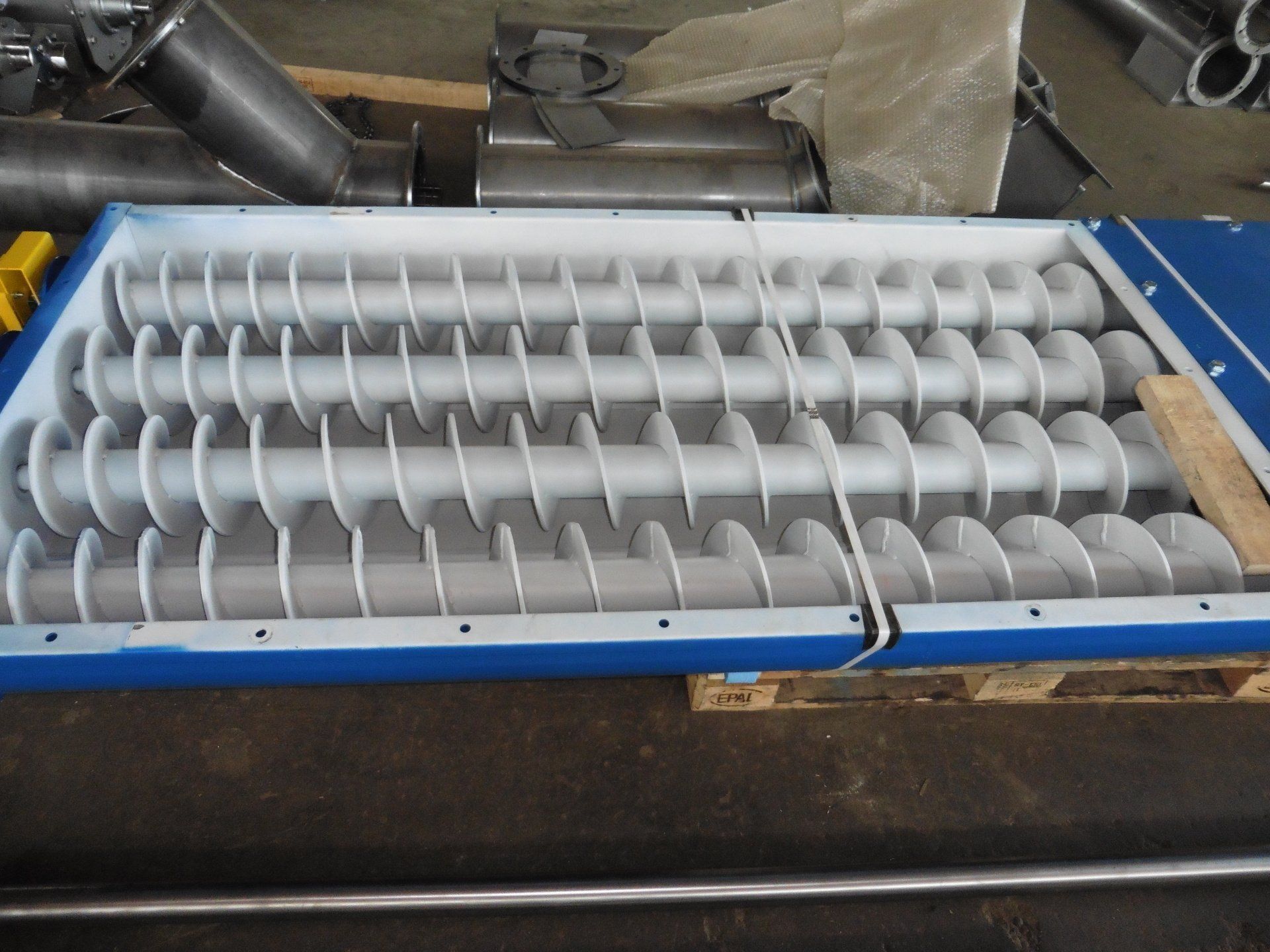 Una scatola blu con un mucchio di viti dentro