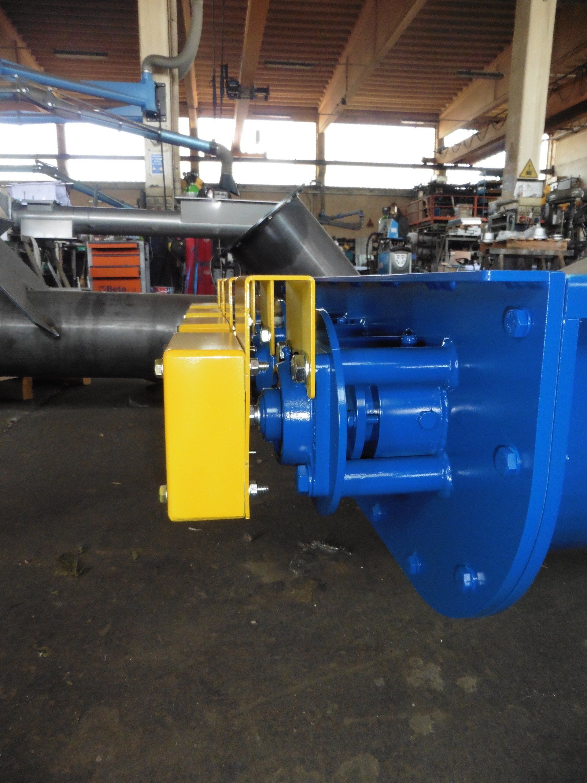 Un tubo blu con un blocco giallo attaccato ad esso