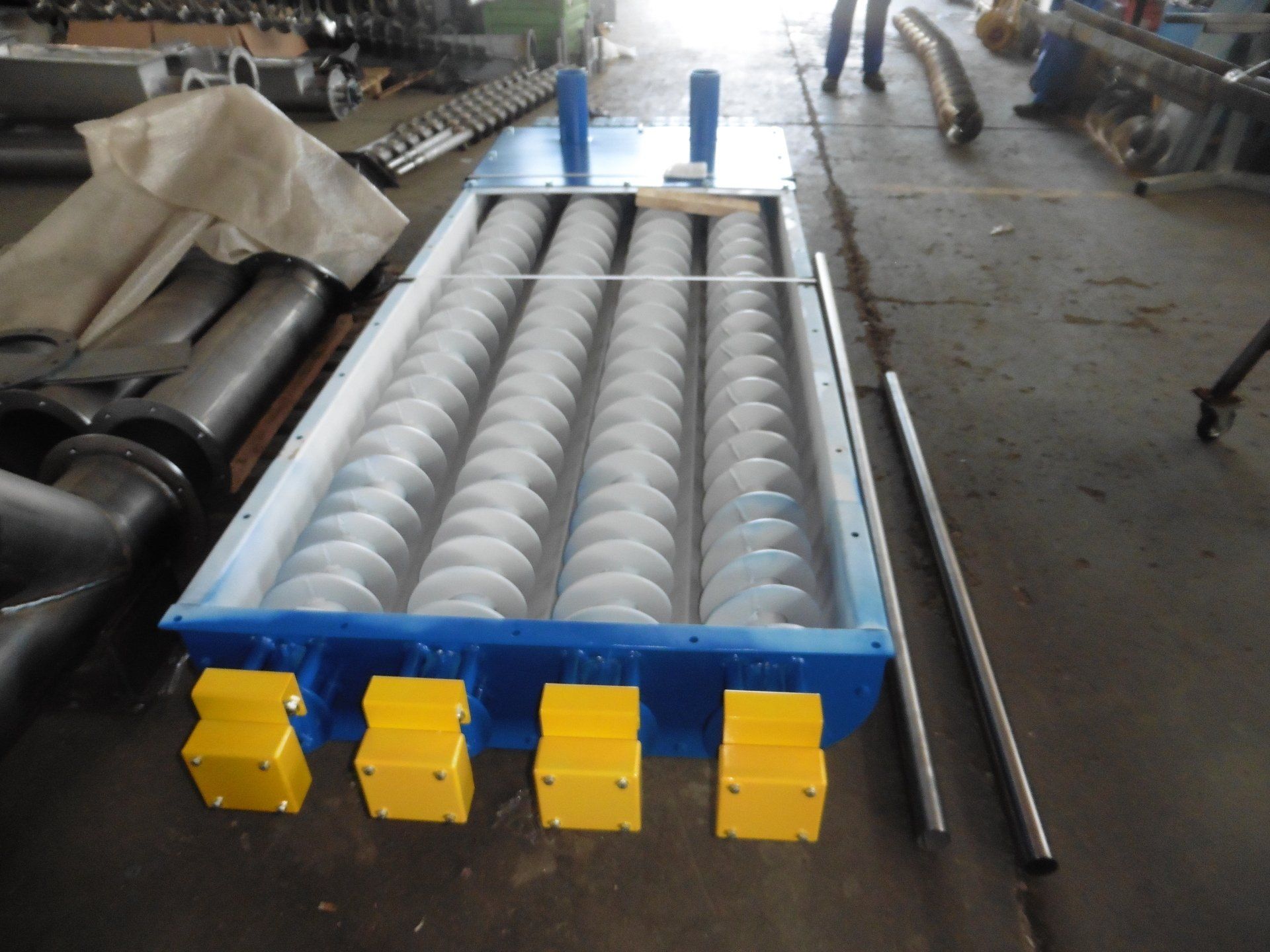 Una macchina blu e bianca con dei blocchi gialli sopra