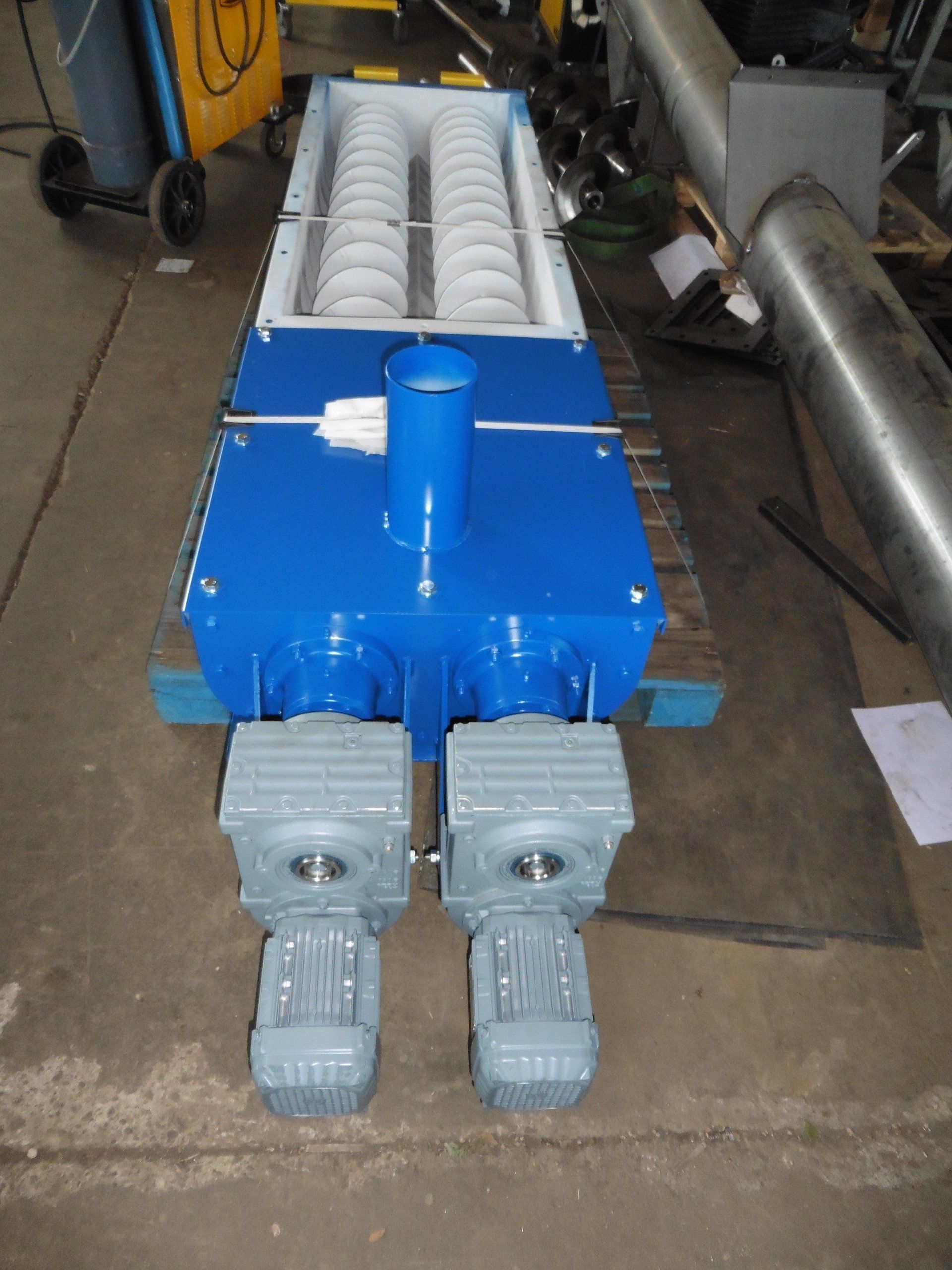 Una macchina blu con due motori collegati