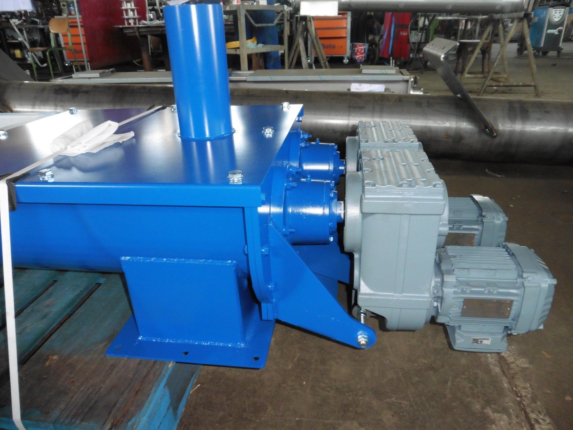 Una macchina blu con un motore attaccato