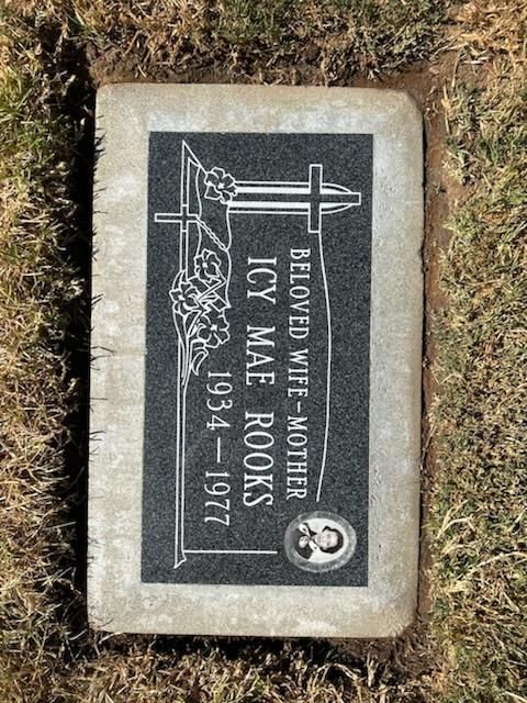 Gravestone of Icy Mae Rooks, 1934-1977. Black granite, with floral design and photo.