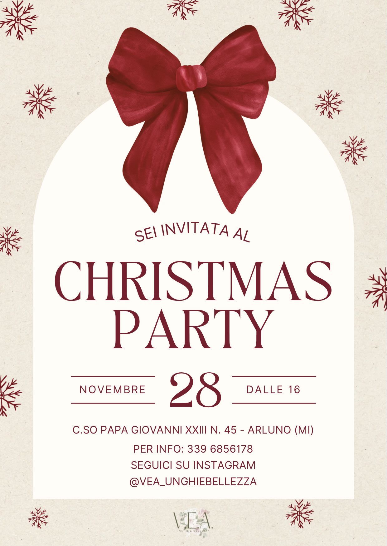 Invito per una festa di Natale con fiocco rosso, arco bianco e sfondo beige, datato 28 novembre, dalle 18:00 alle 22:00.
