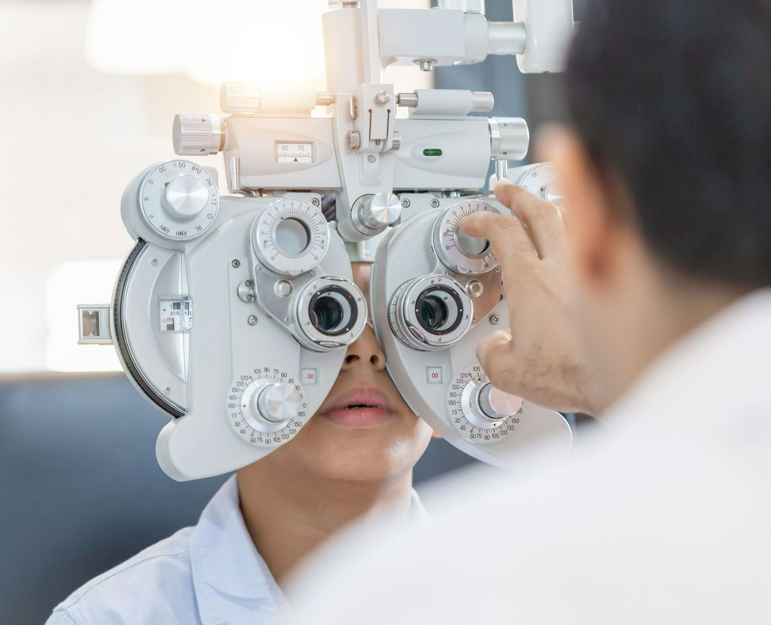 un hombre está siendo examinado por un oftalmólogo.
