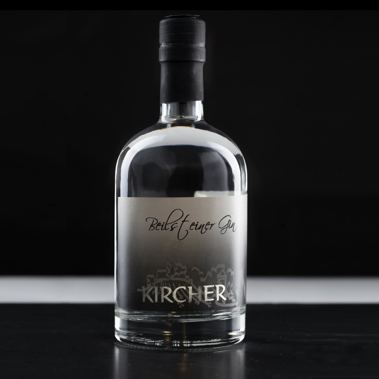 Auf einem Tisch steht eine Flasche Kircher Gin.