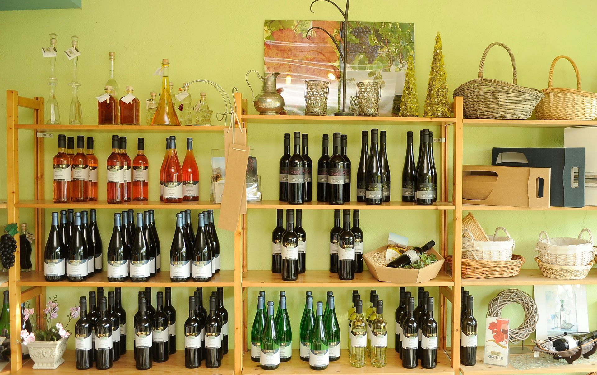 Ein Regal voller Weinflaschen und Körbe