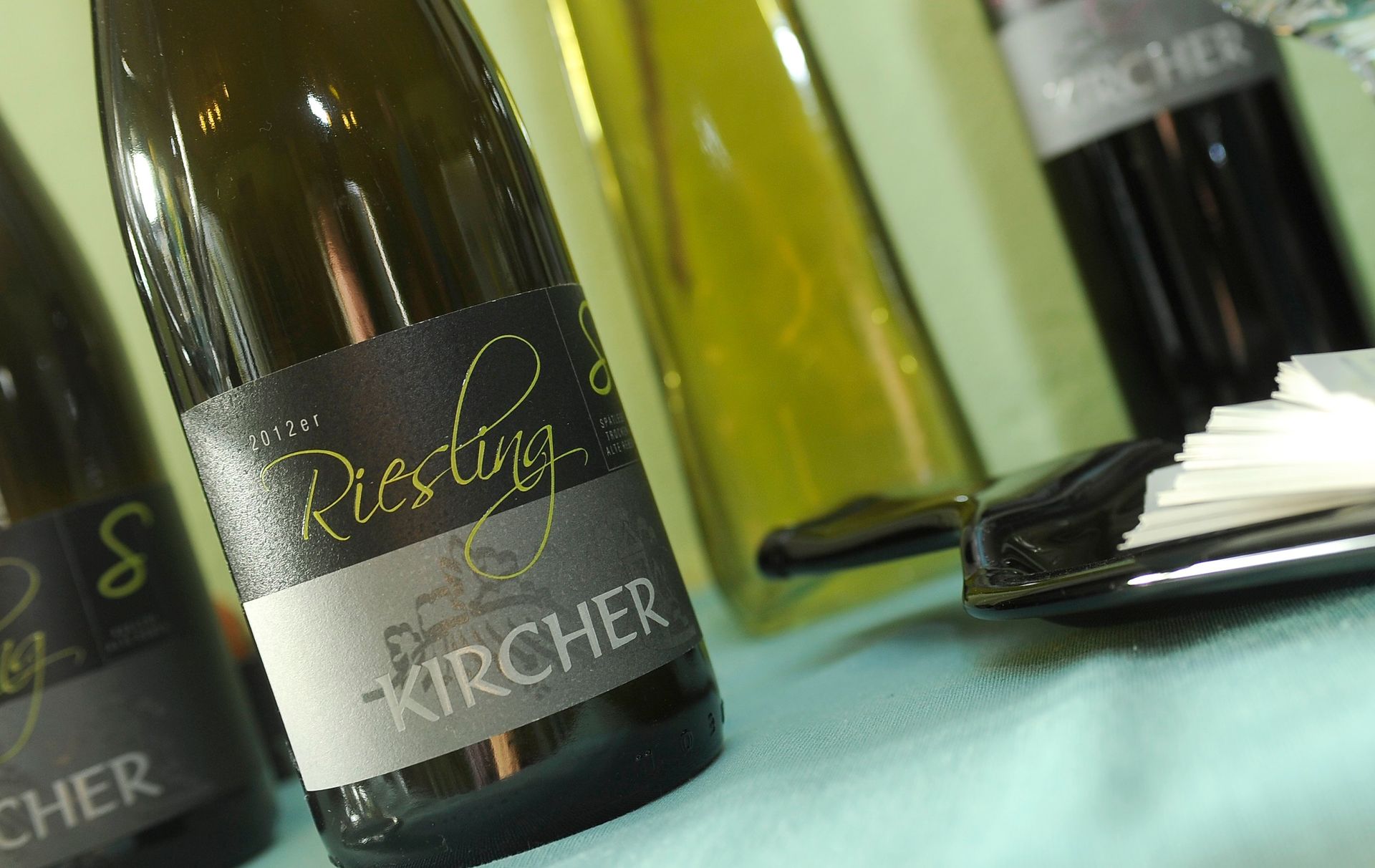 Eine Flasche Rieslingwein steht auf einem Tisch