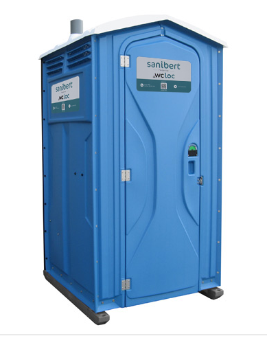 Toilettes portatives bleues à toit blanc, étiquetées « sanibert ».