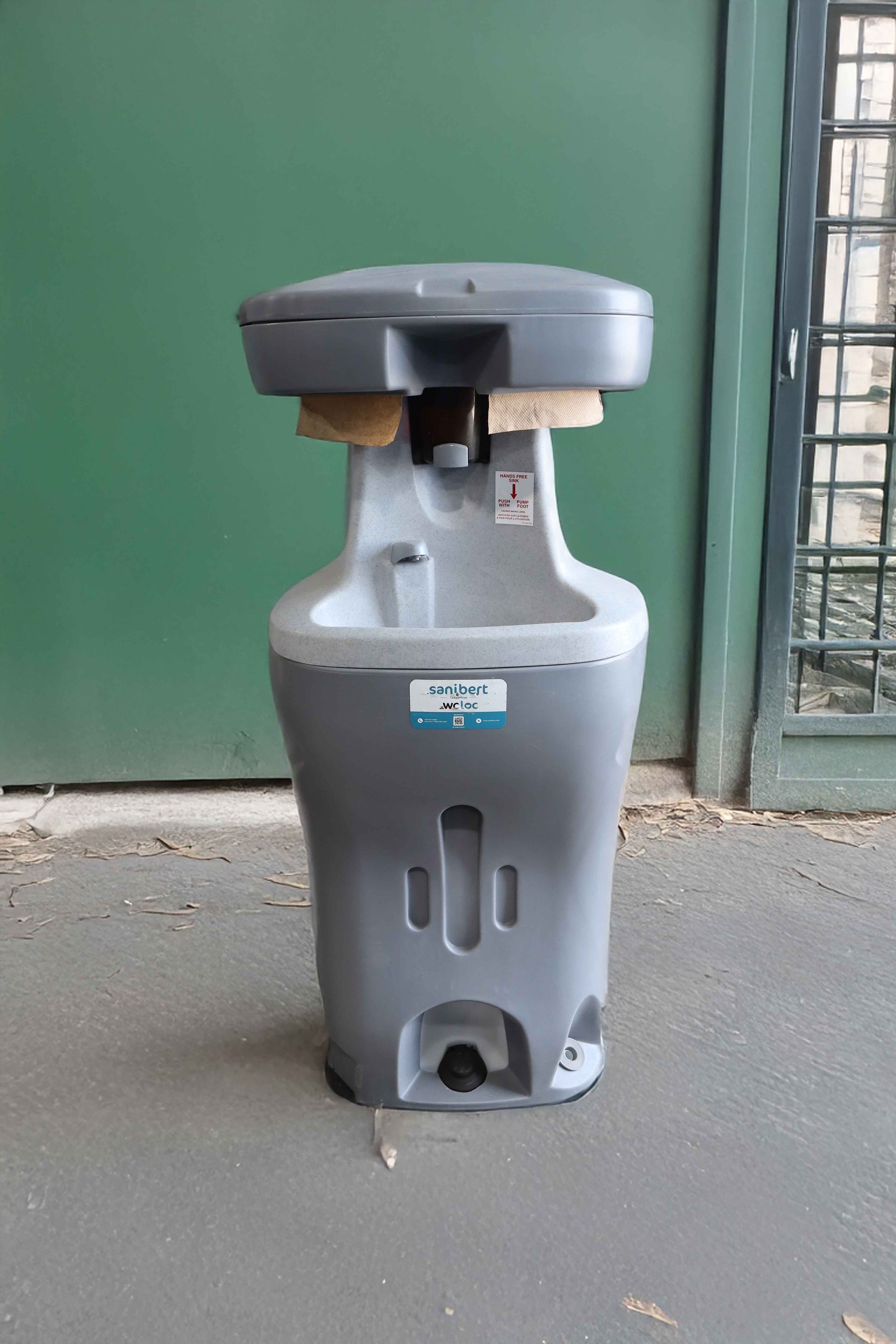 Station de lavage des mains portable grise avec distributeurs de savon et d'essuie-tout; extérieur.