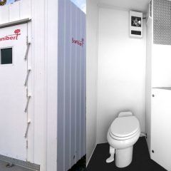 Vues extérieures et intérieures de toilettes portables blanches. À l'intérieur, toilettes, ventilation et rangement.