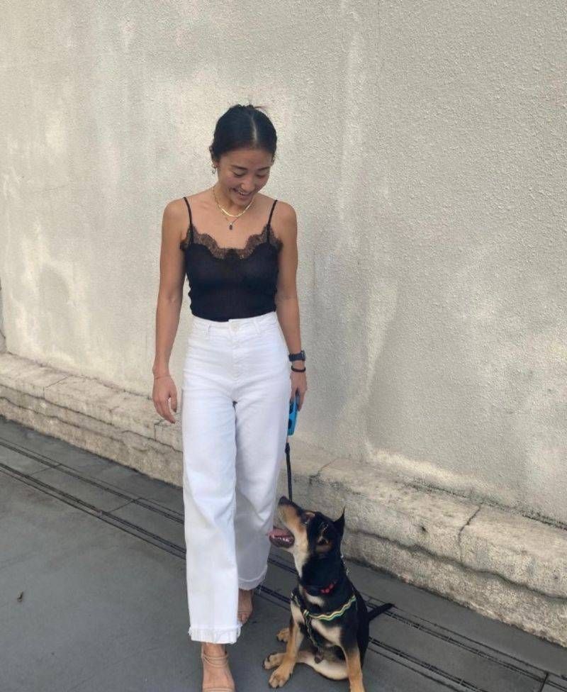 Une femme promène un chien en laisse