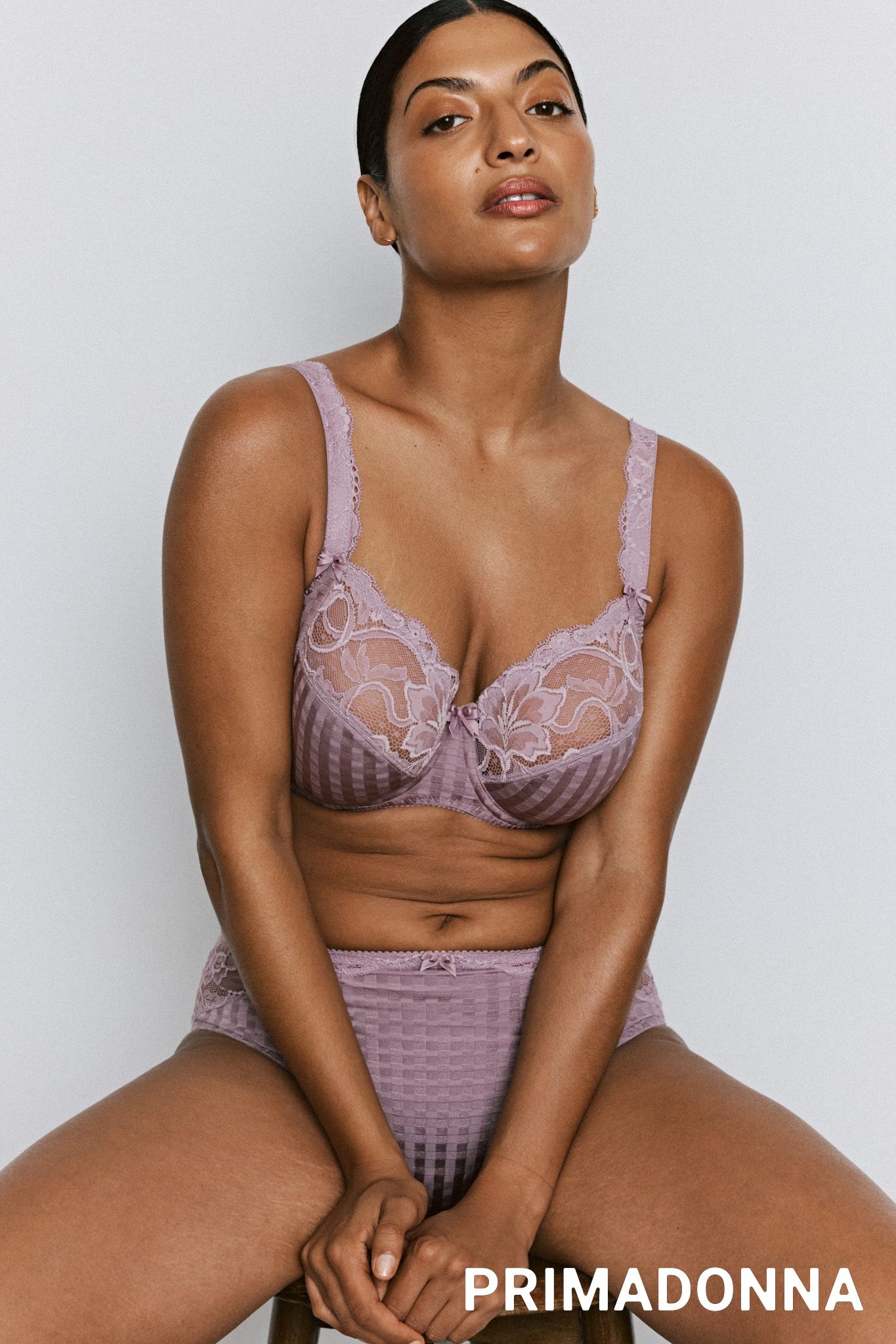 Une femme porte un soutien-gorge blanc et un string blanc.