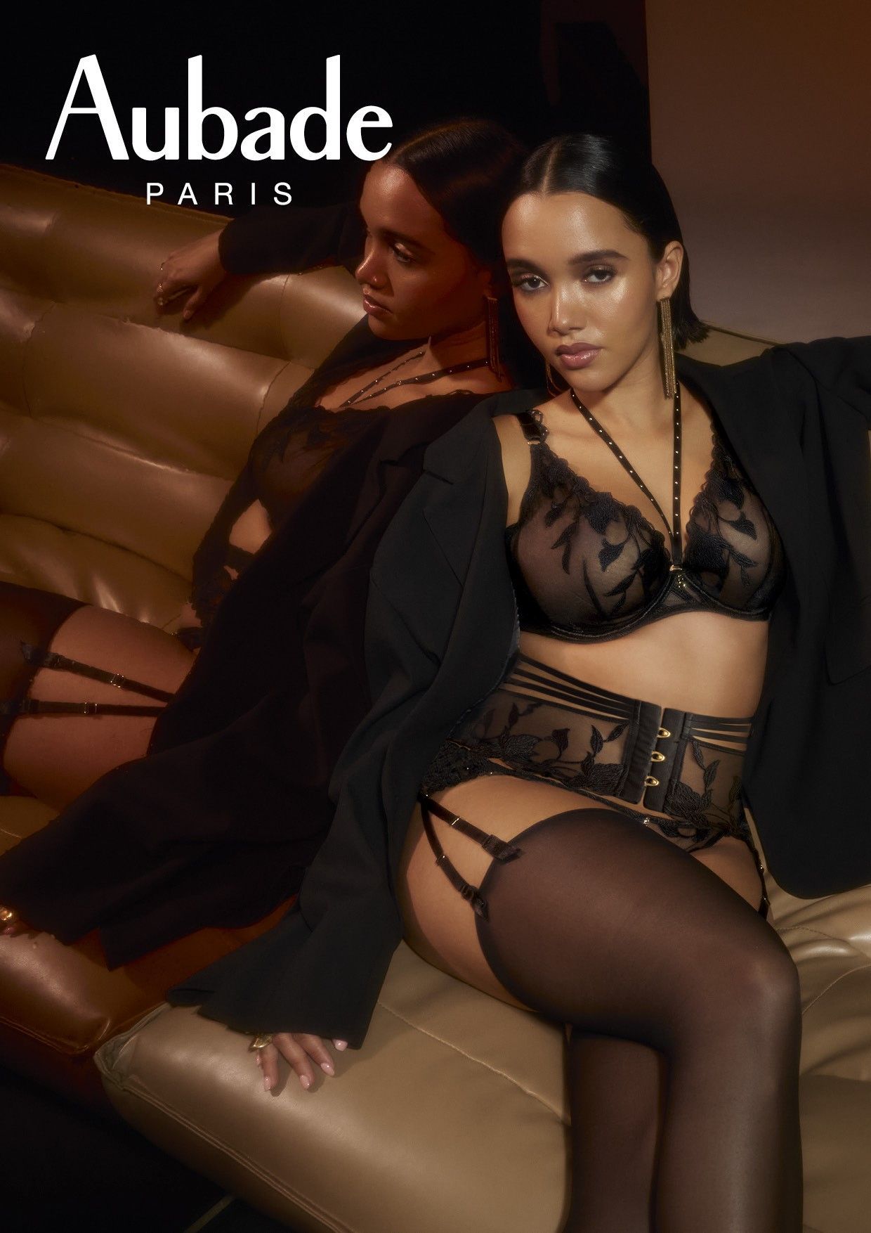 Une femme en lingerie porte une blouse blanche
