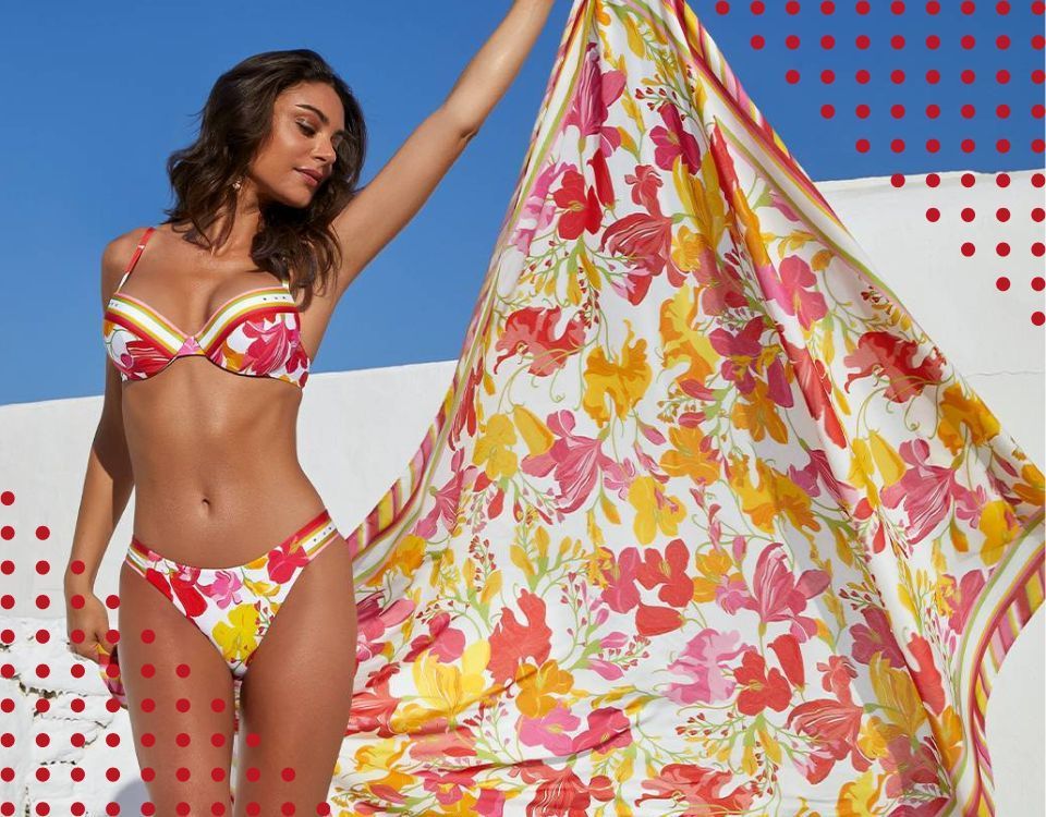 Une femme en bikini tient un foulard fleuri