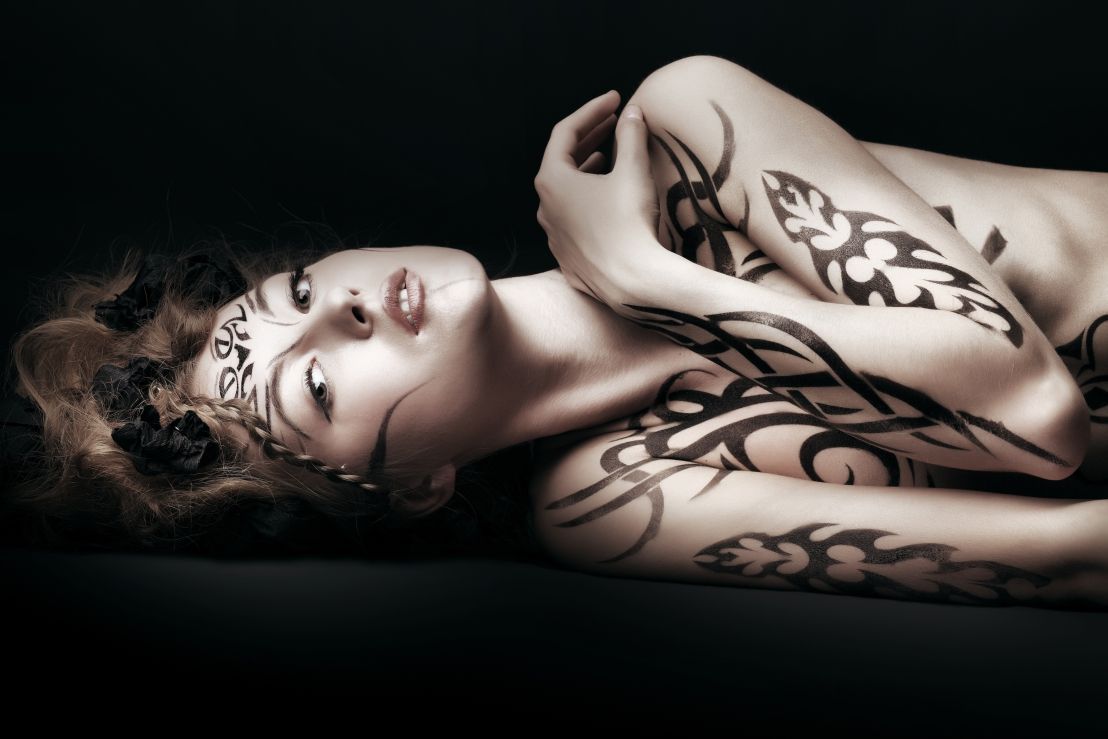 lying tattooed woman