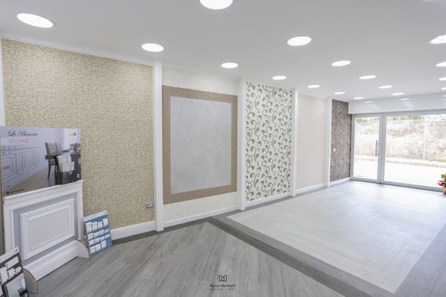 interni negozio con esposizione tinture a pareti