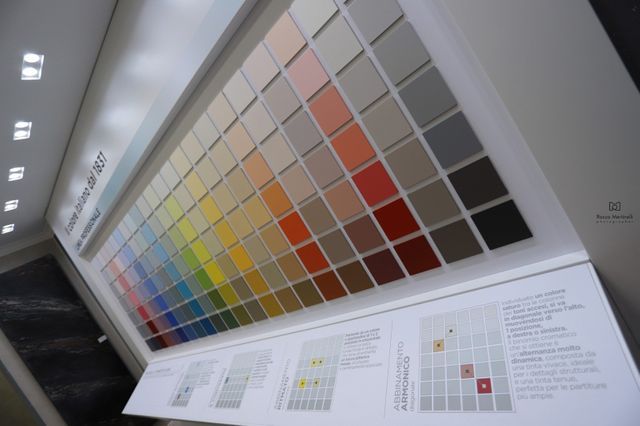 ampia area interna al negozio con esposizione vernici