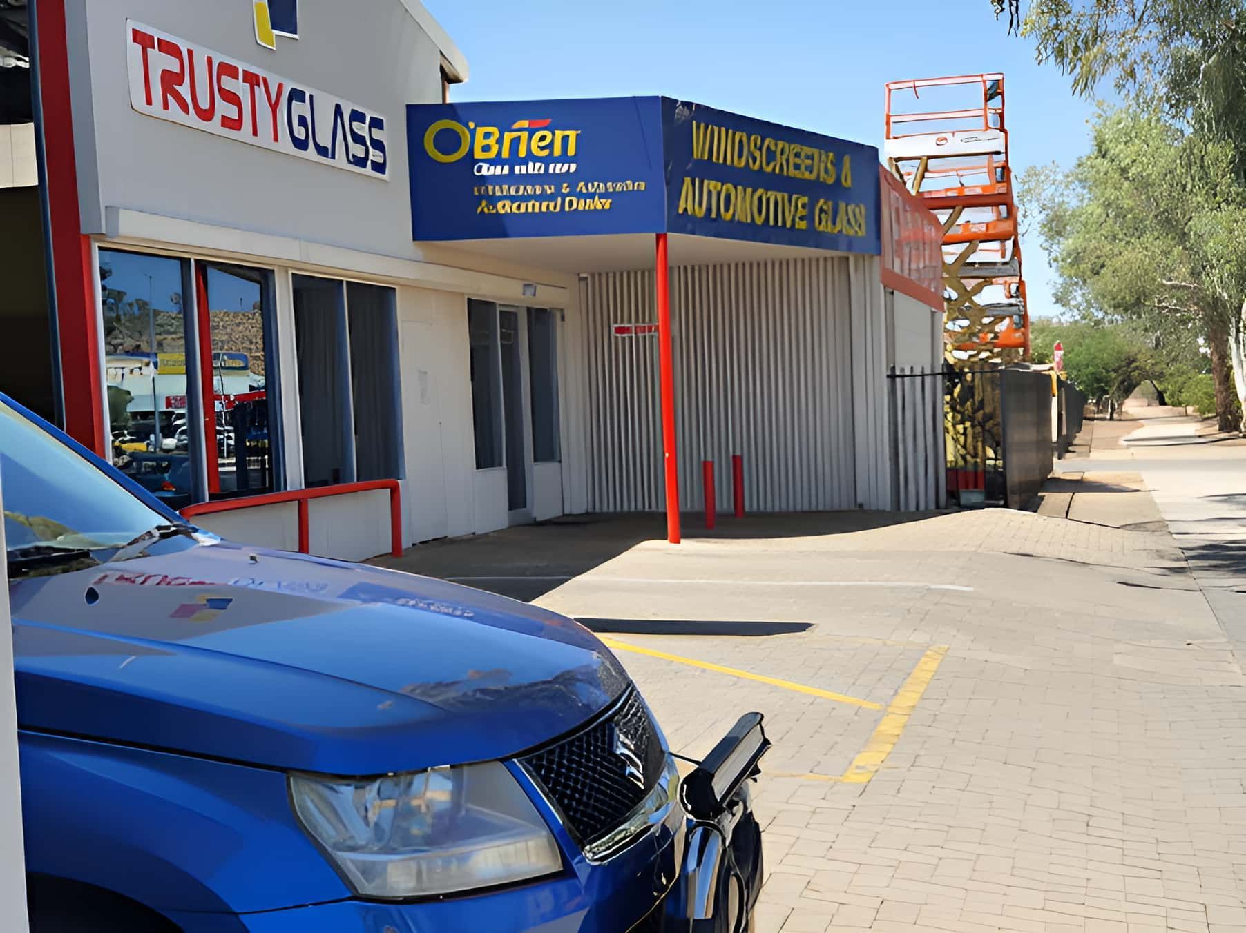 A Before and After Photo of a Broken Windshield— Trusty Glass In Alice Springs, NT