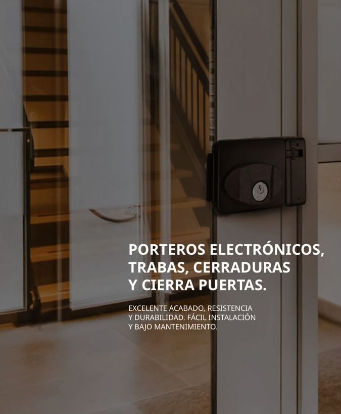 Cerradura electrónica negra sobre puerta de cristal con texto: 