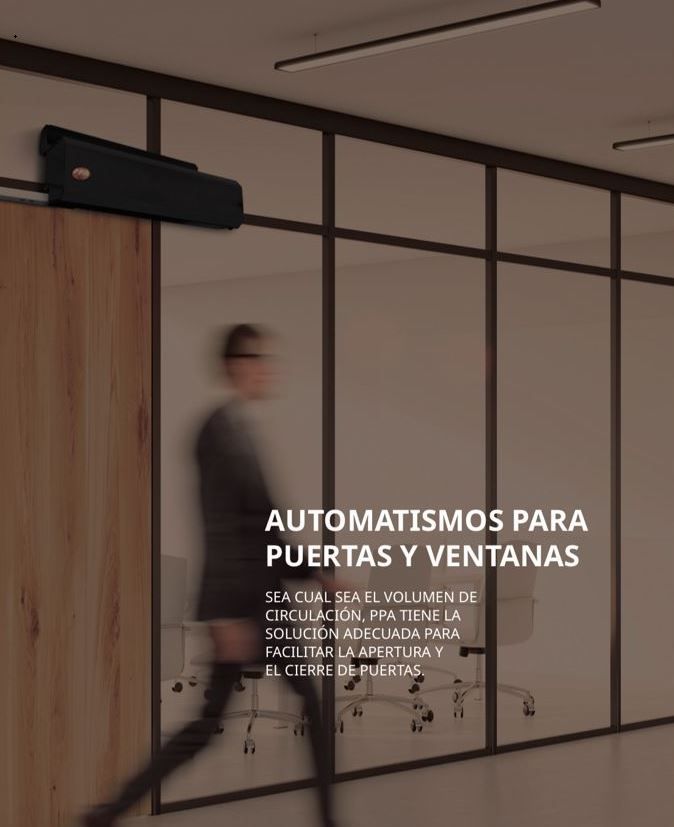 Abridor de puertas automático sobre puertas de cristal. El texto dice 