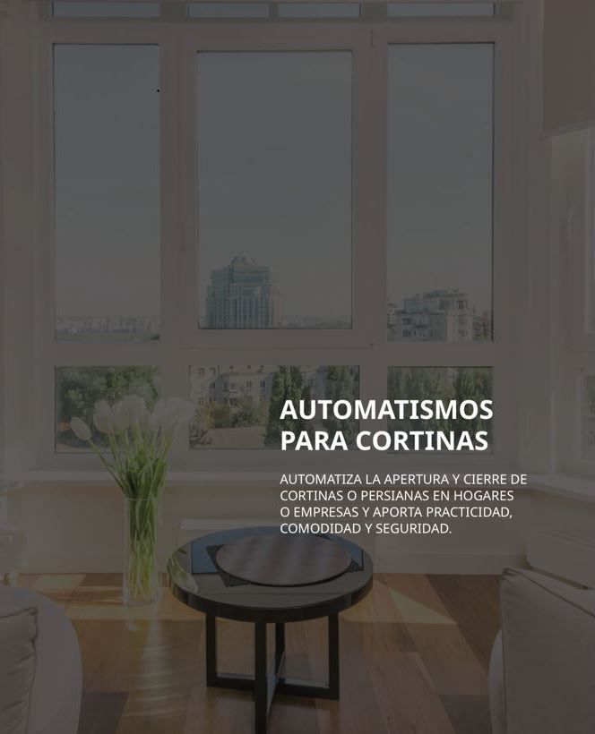 Texto blanco sobre una escena interior borrosa: 