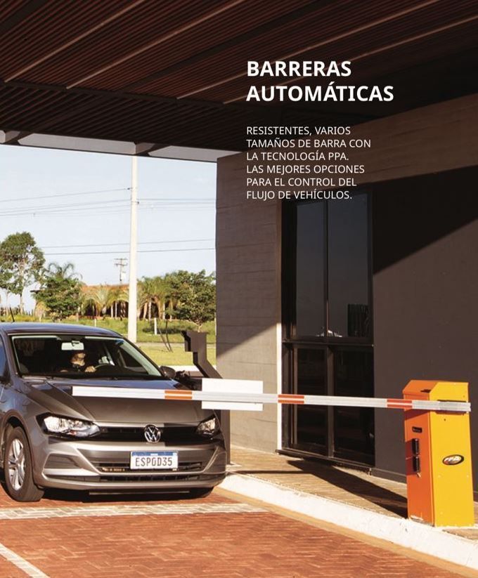 Un vehículo pasa por una barrera automática. La barrera es naranja y blanca; el texto dice 