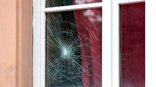 cracked window, damaged window glass, window replacement, window repairs, best window installation contractor near me, sioux falls sd