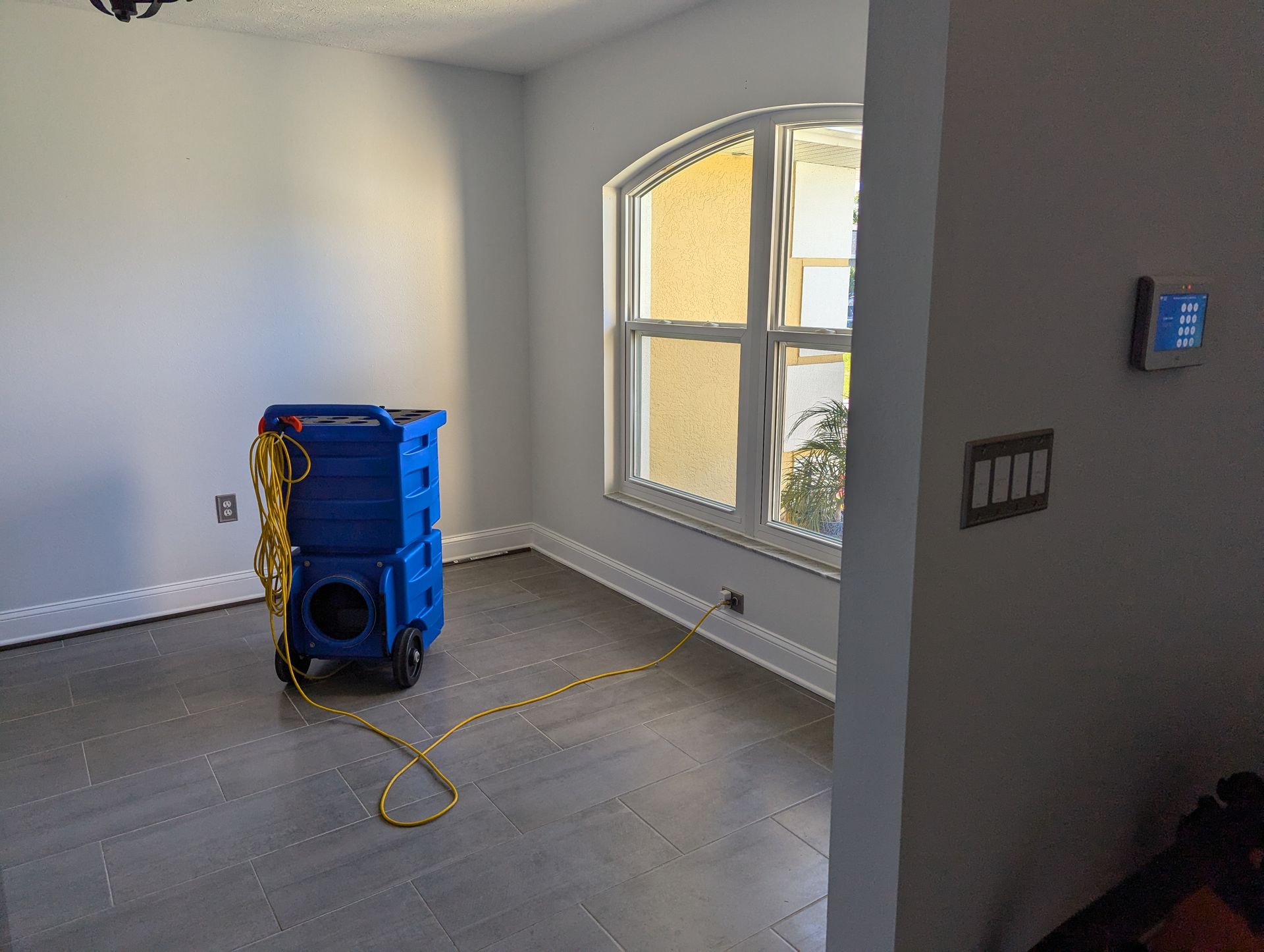 There is a blue machine in the middle of the room.