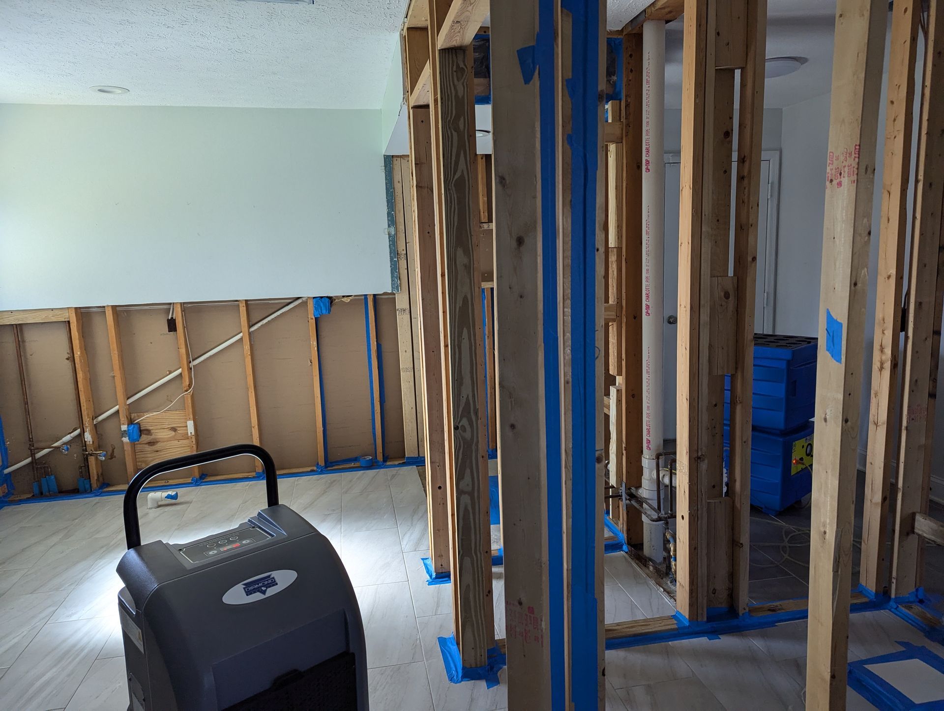 A room with wooden beams and a machine on the floor.