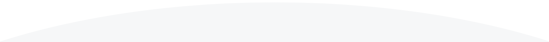 Un arc blanc délavé sur un fond blanc.