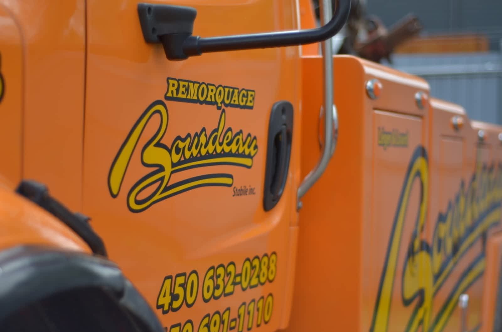Dépanneuse orange avec logo 