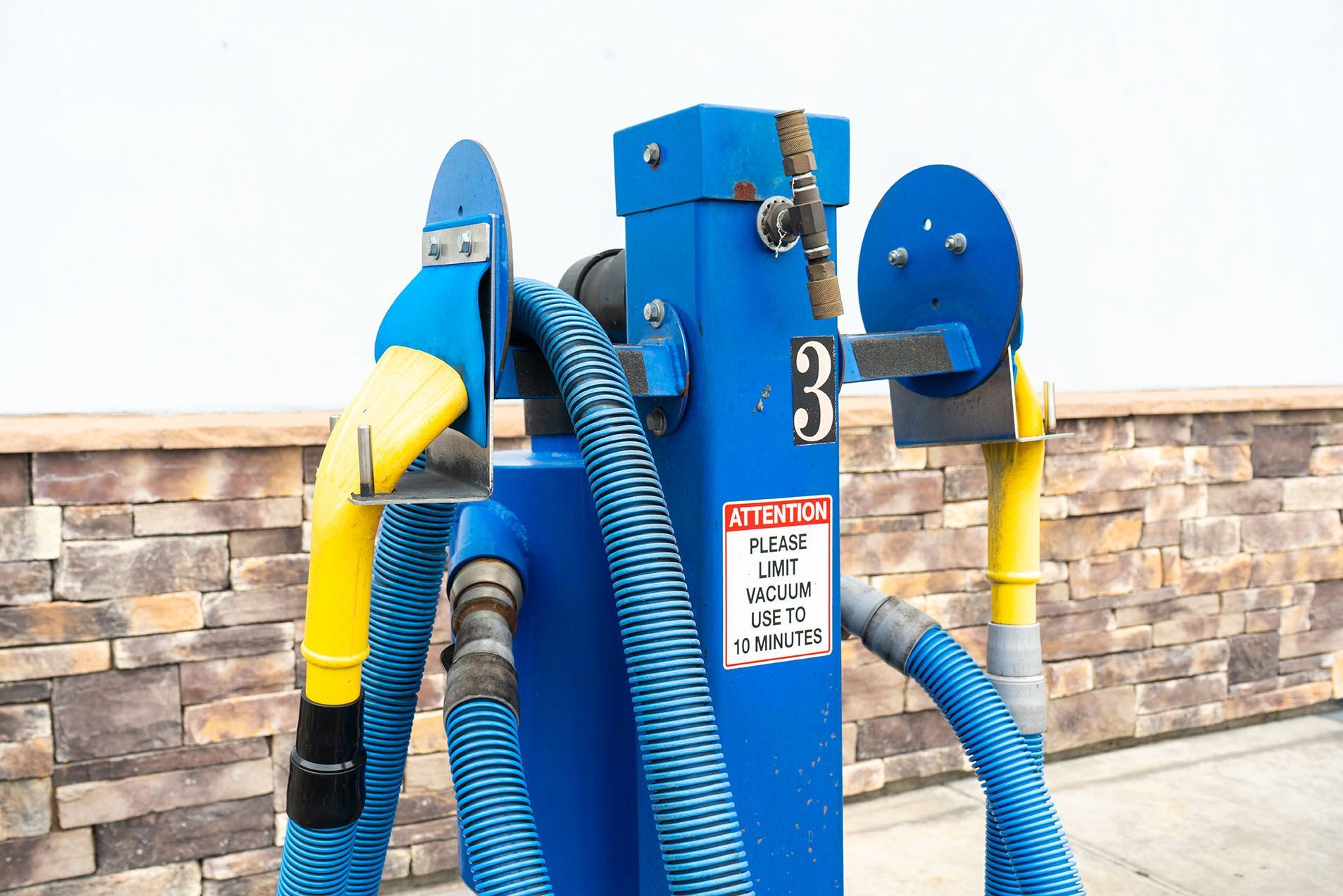 A blue and yellow hose with the number 3 on it