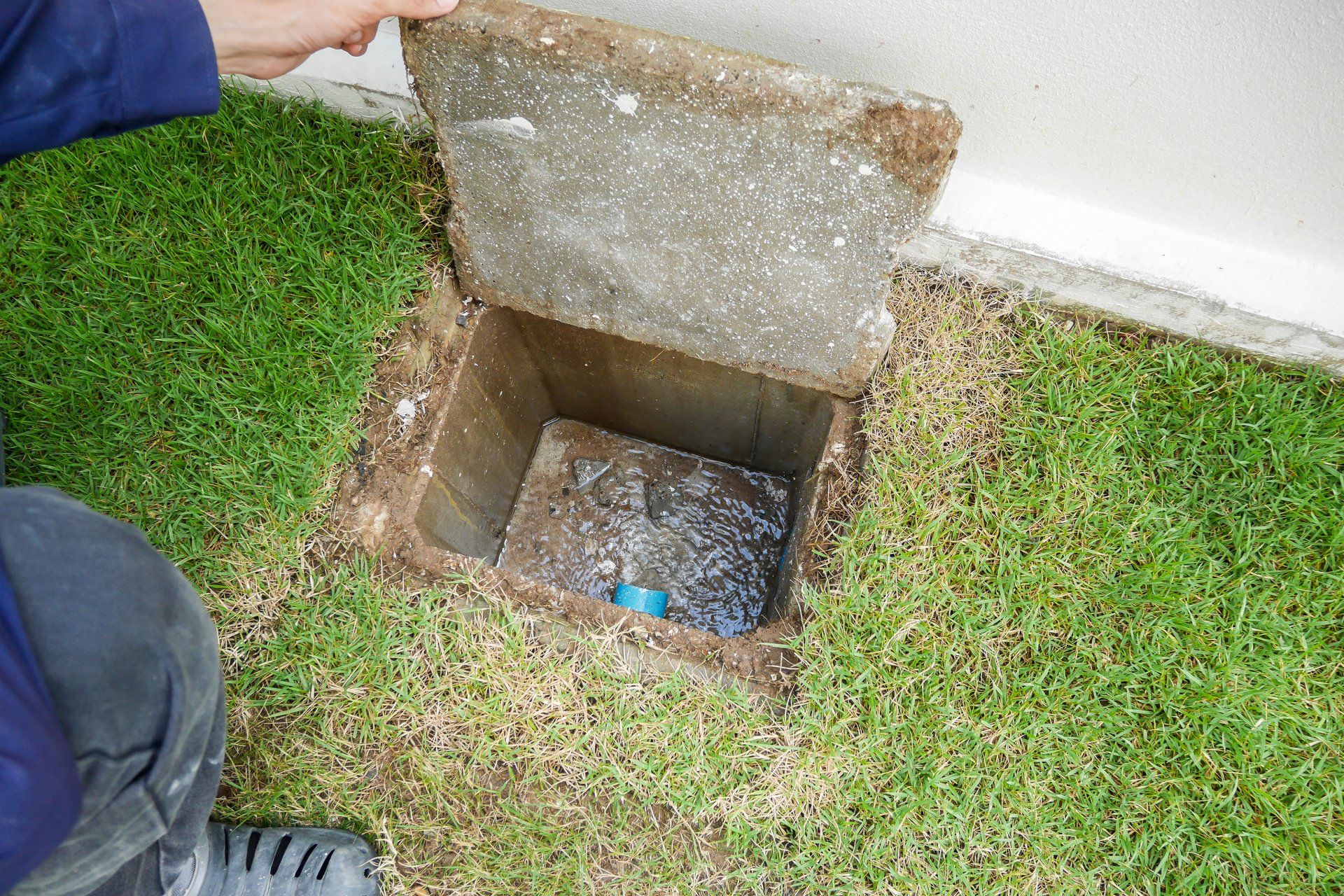 Worker installing sewer pipes. — Sewer repair in San Jose, CA