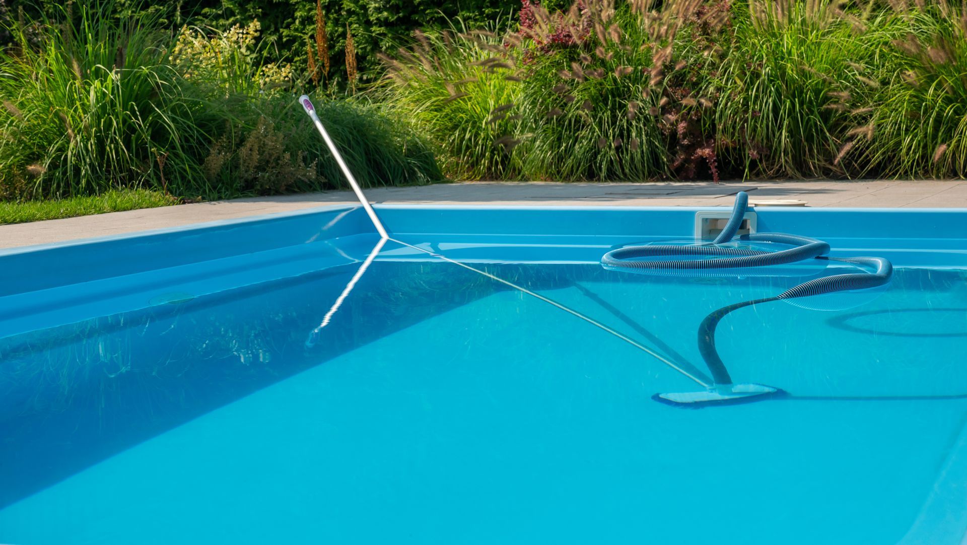 A swimming pool with a vacuum cleaner attached to it.