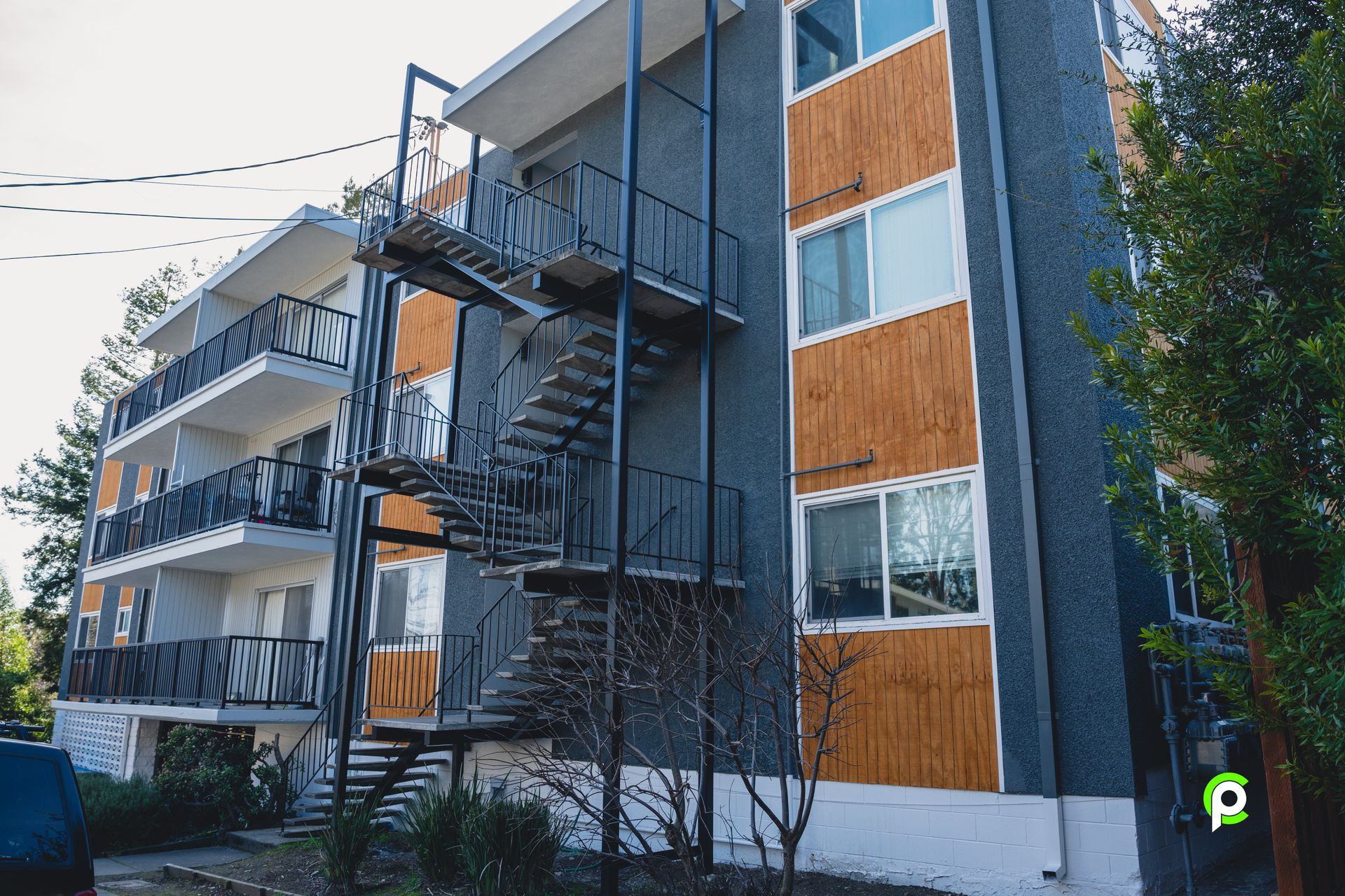 A large apartment building with stairs on the side of it.