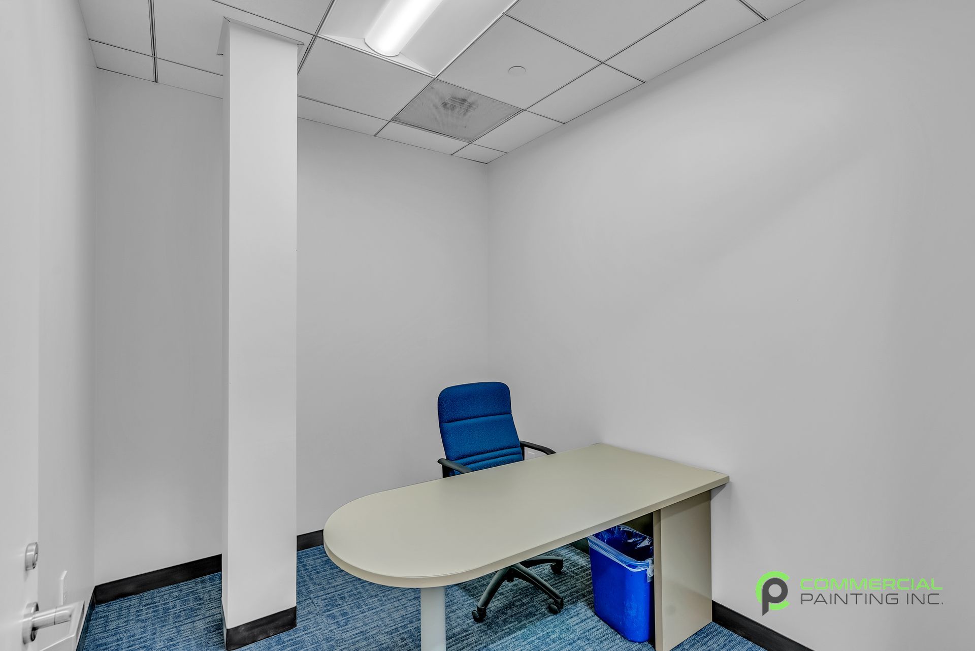 A small office with a desk and chair in it.