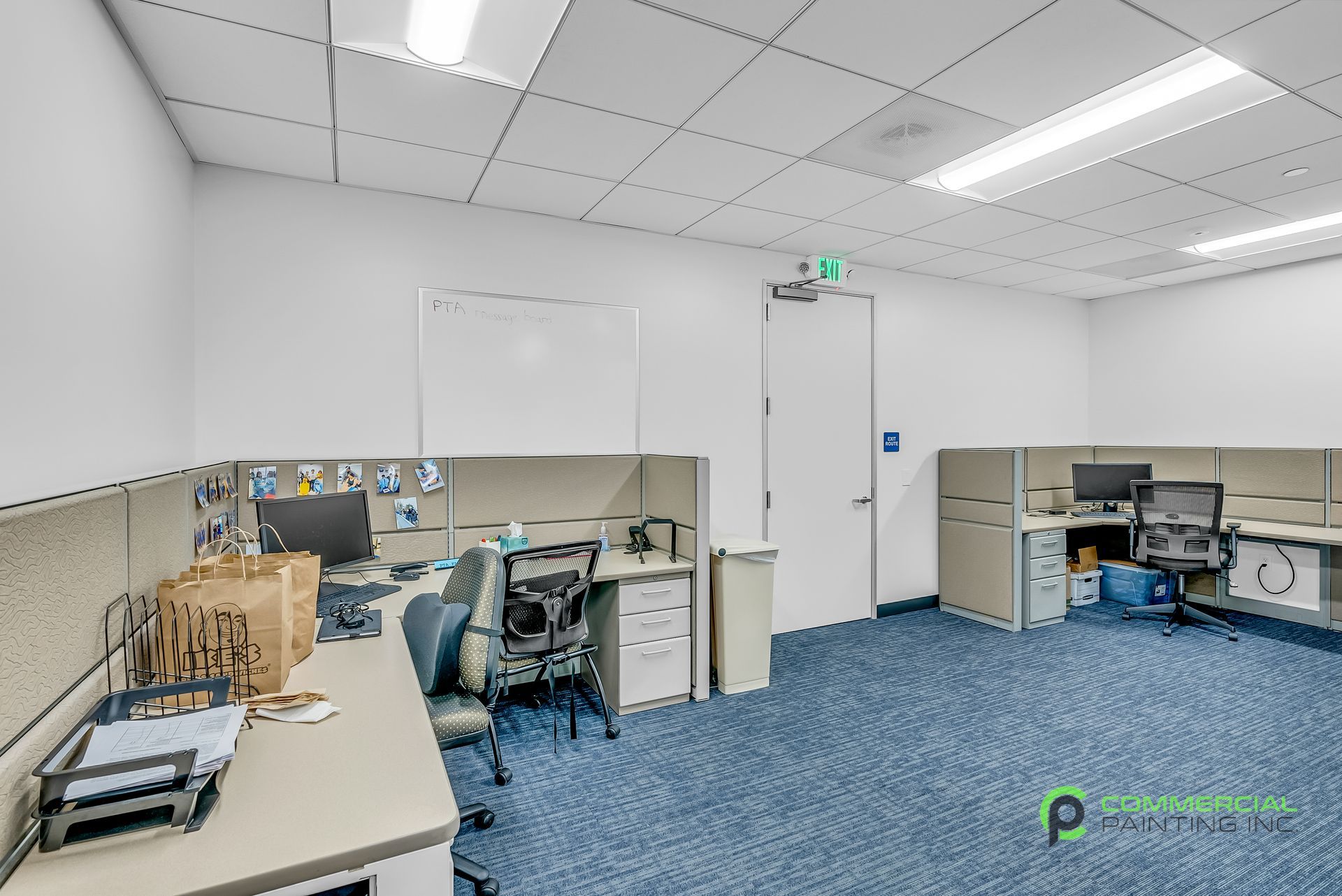 A room with a lot of desks and chairs in it