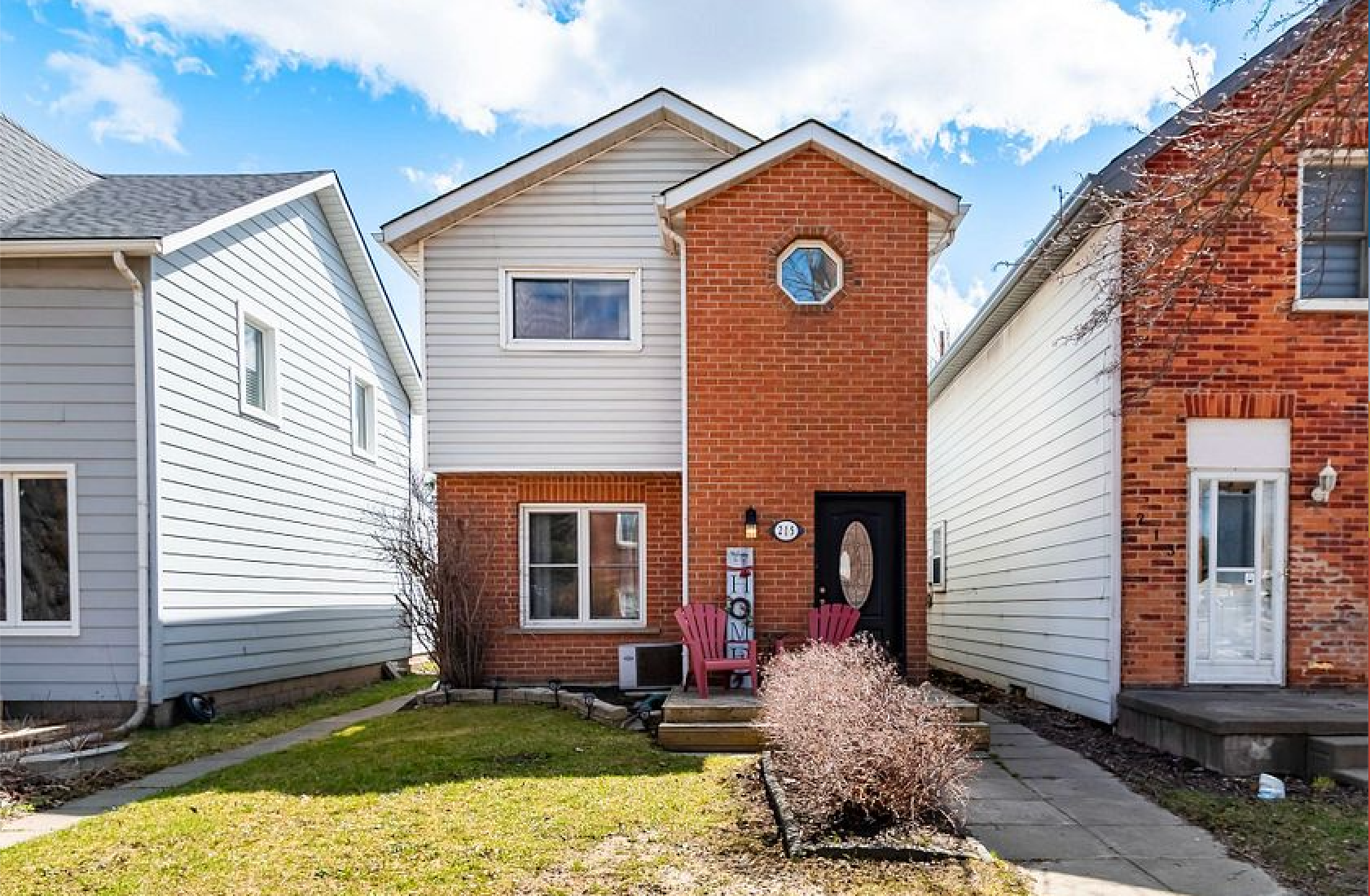 A row of houses are lined up next to each other on a sunny day.