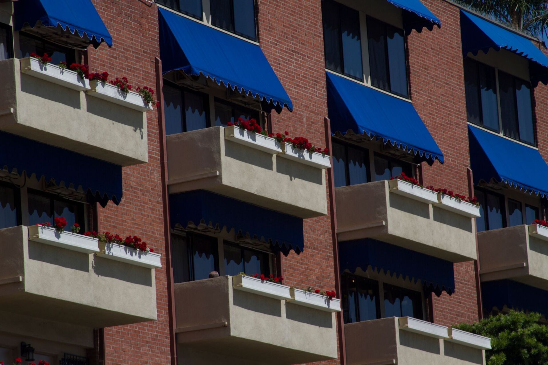 balconi con tende da sole blu
