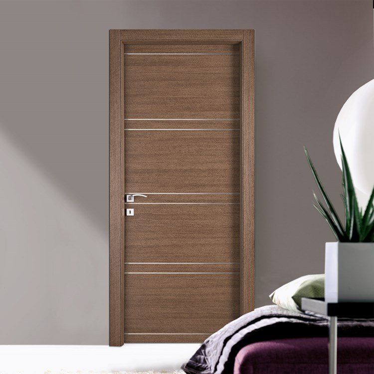 Porta in legno scuro